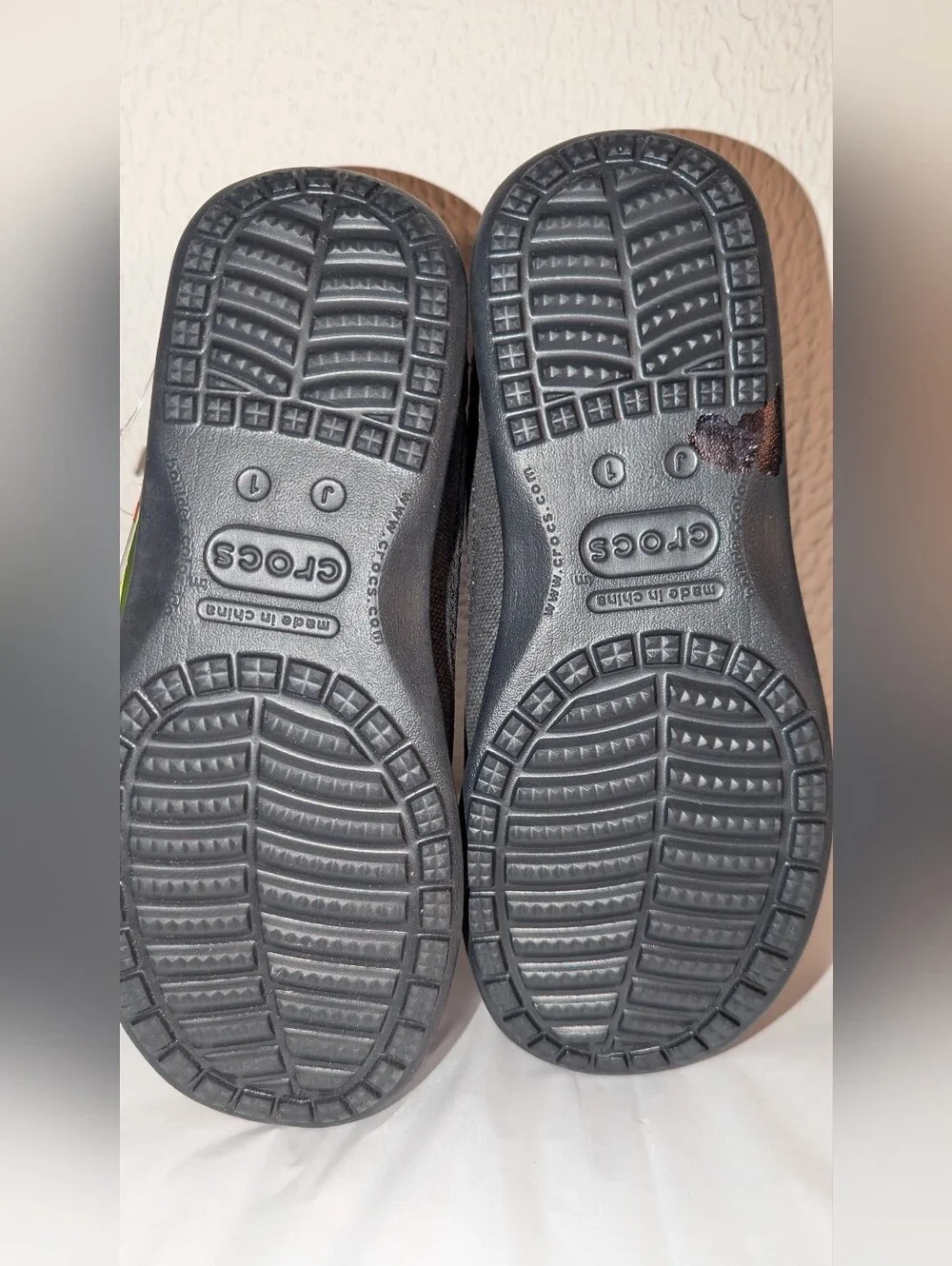 Crocs Shoes Slip On Boys Canvas Santa Cruz 2 GS  Size J1 Black NWT